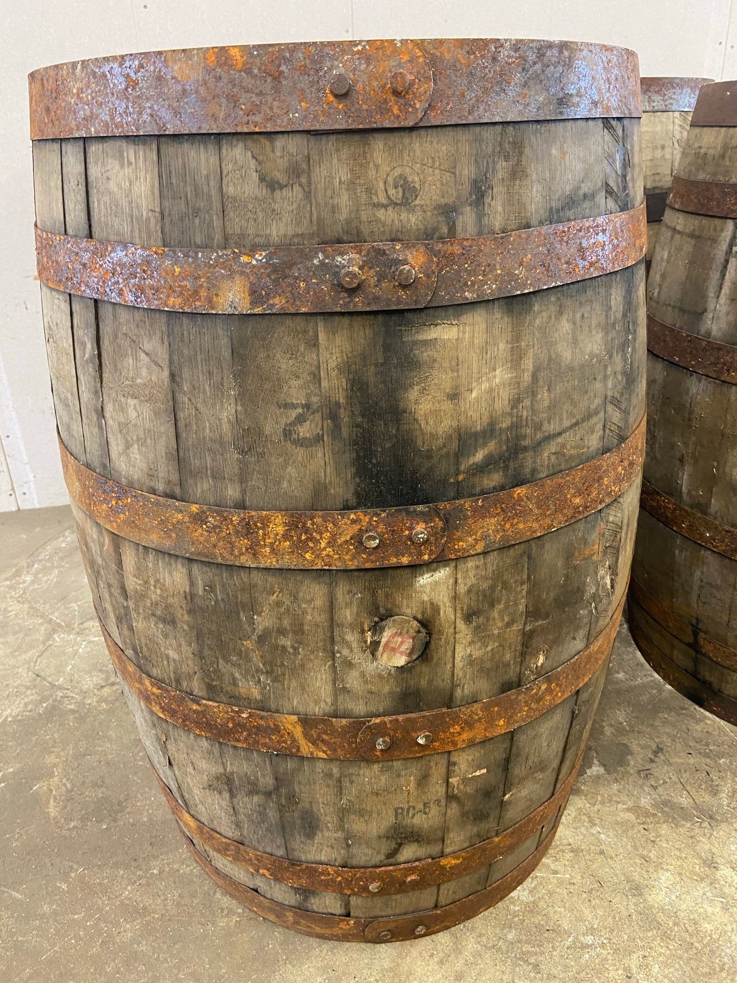 Bourbon and scotch cask, whiskytunna 190L, från Irland och Skottland, massiv ek, rustikt utseende med rostiga tunnband. Prefekt för vinkällare, whiskyhörnan, trädgården eller som dekoration.