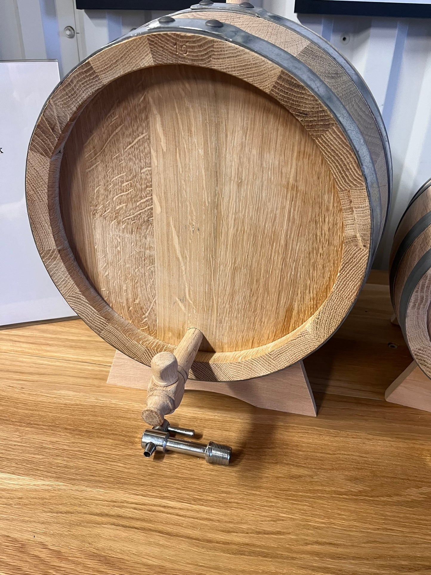 Lagringstunna i ek, 10L, medium rostad, handtillverkad, levereras med kran vagga och plugg. Skötselråd skickas med.