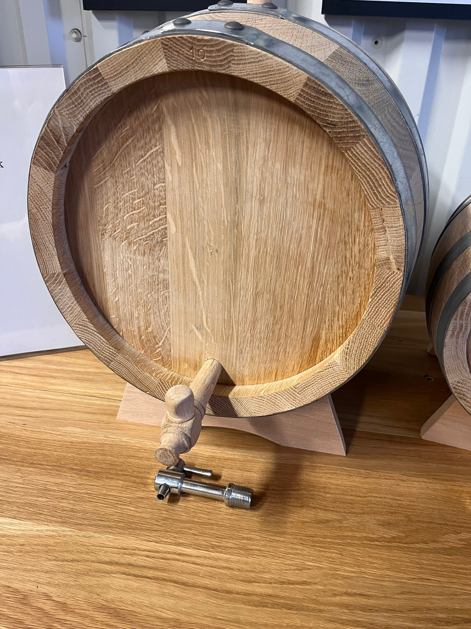 Lagringstunna i ek, 10L, medium rostad, handtillverkad, levereras med kran vagga och plugg. Skötselråd skickas med.