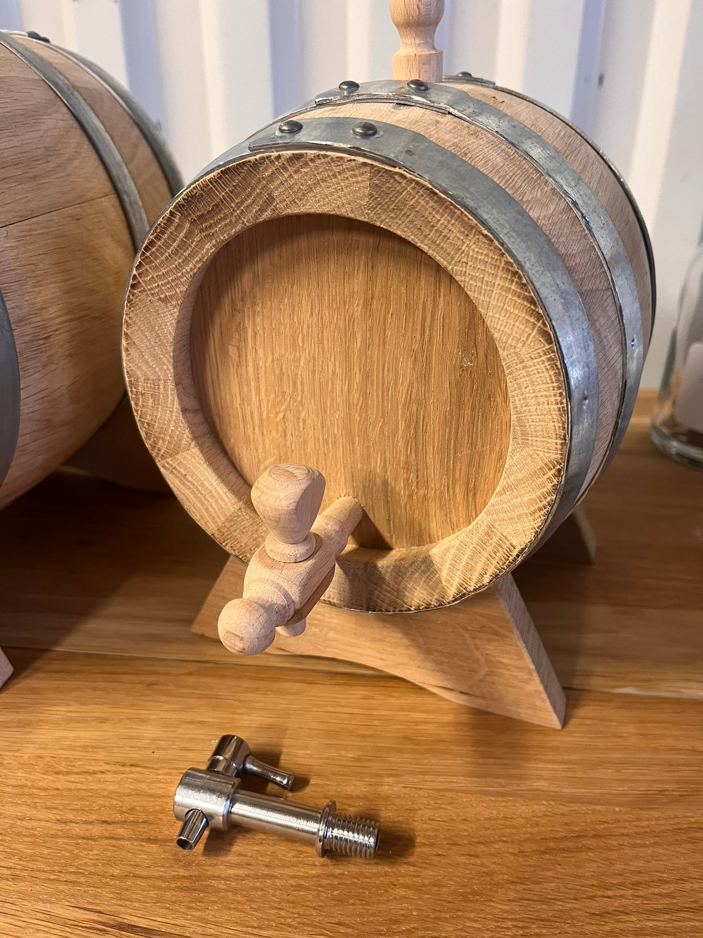 Mindre lagringstunna i ek, 1 L, medium rostad, handtillverkad, levereras med träkran, metallkran, vagga och plugg. Skötselråd skickas med.