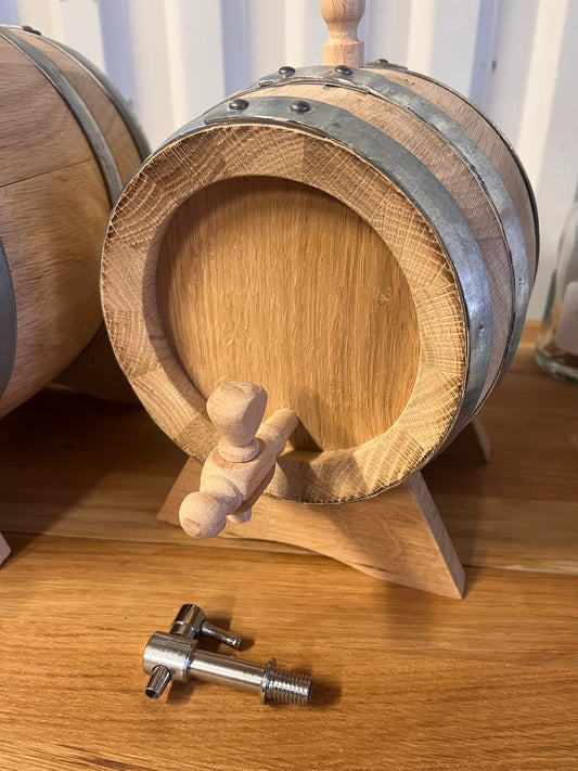 Mindre lagringstunna i ek, 1 L, medium rostad, handtillverkad, levereras med träkran, metallkran, vagga och plugg. Skötselråd skickas med.