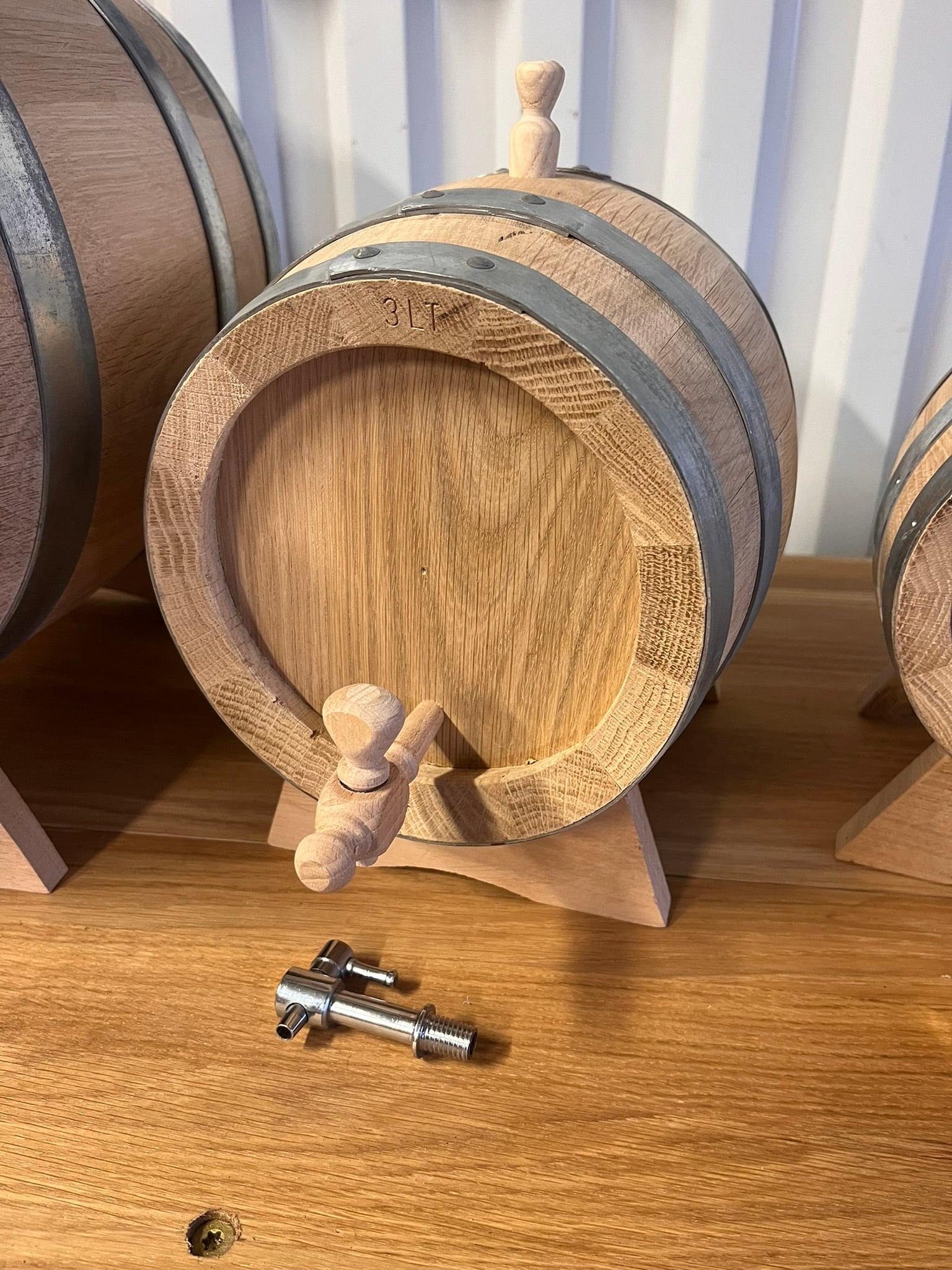 Lagringstunnor i europeisk bergsek, 3 L, medium rostad, handtillverkad, levereras med träkran, metallkran, vagga och plugg. Skötselråd skickas med.