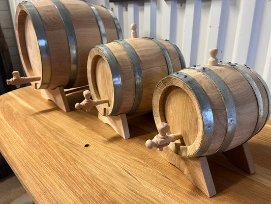 Lagringstunnor i ek, 1,3,10 L, medium rostad, handtillverkad, levereras med träkran, metallkran, vagga och plugg. Skötselråd skickas med.