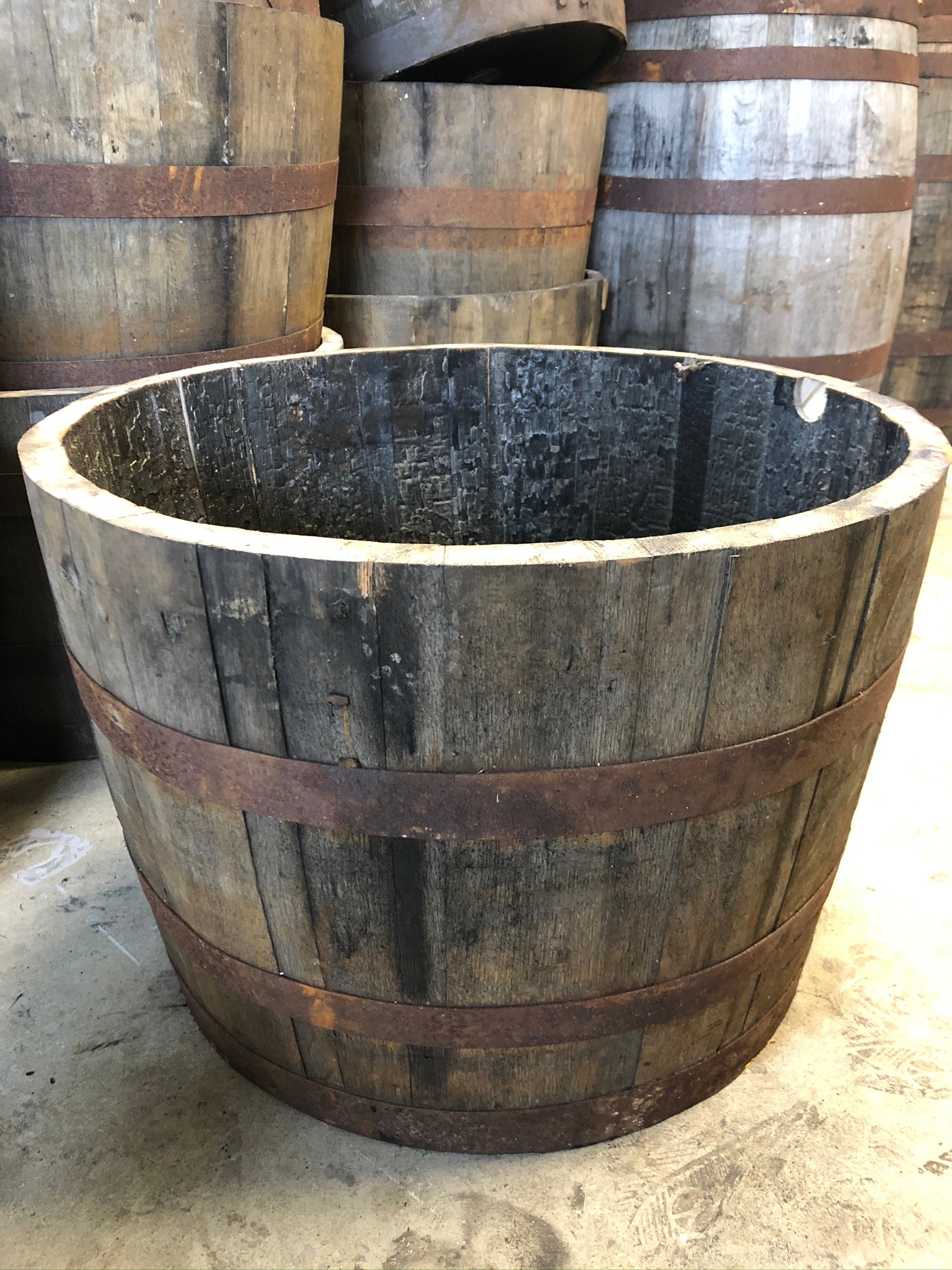 Planteringstunna (Planter) 95L, av whiskytunna, massiv ek, perfekt för plantering av mindre träd och större växter, fin detalj i trädgården.