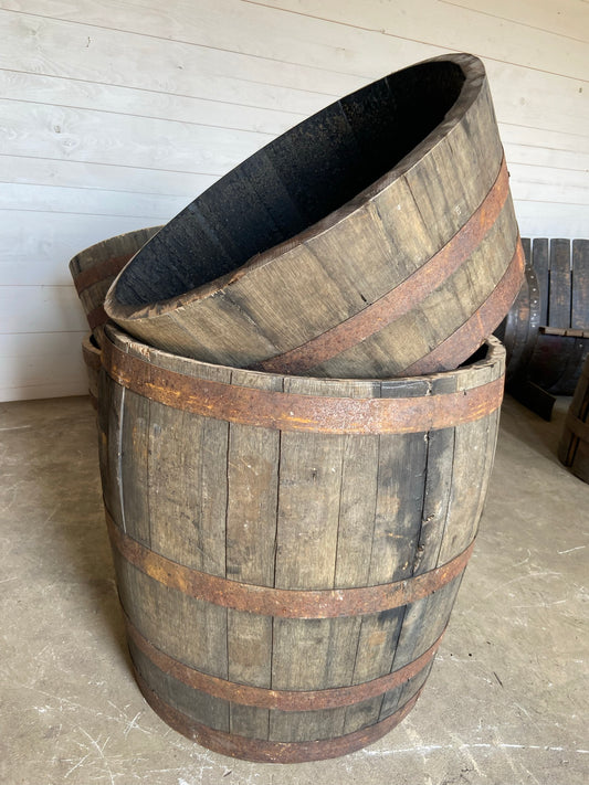 Set med två planteringstunnor i ek, gjorda av whiskytunnor, ca 60L och 130L, perfekt för både mindre och större planteringar.