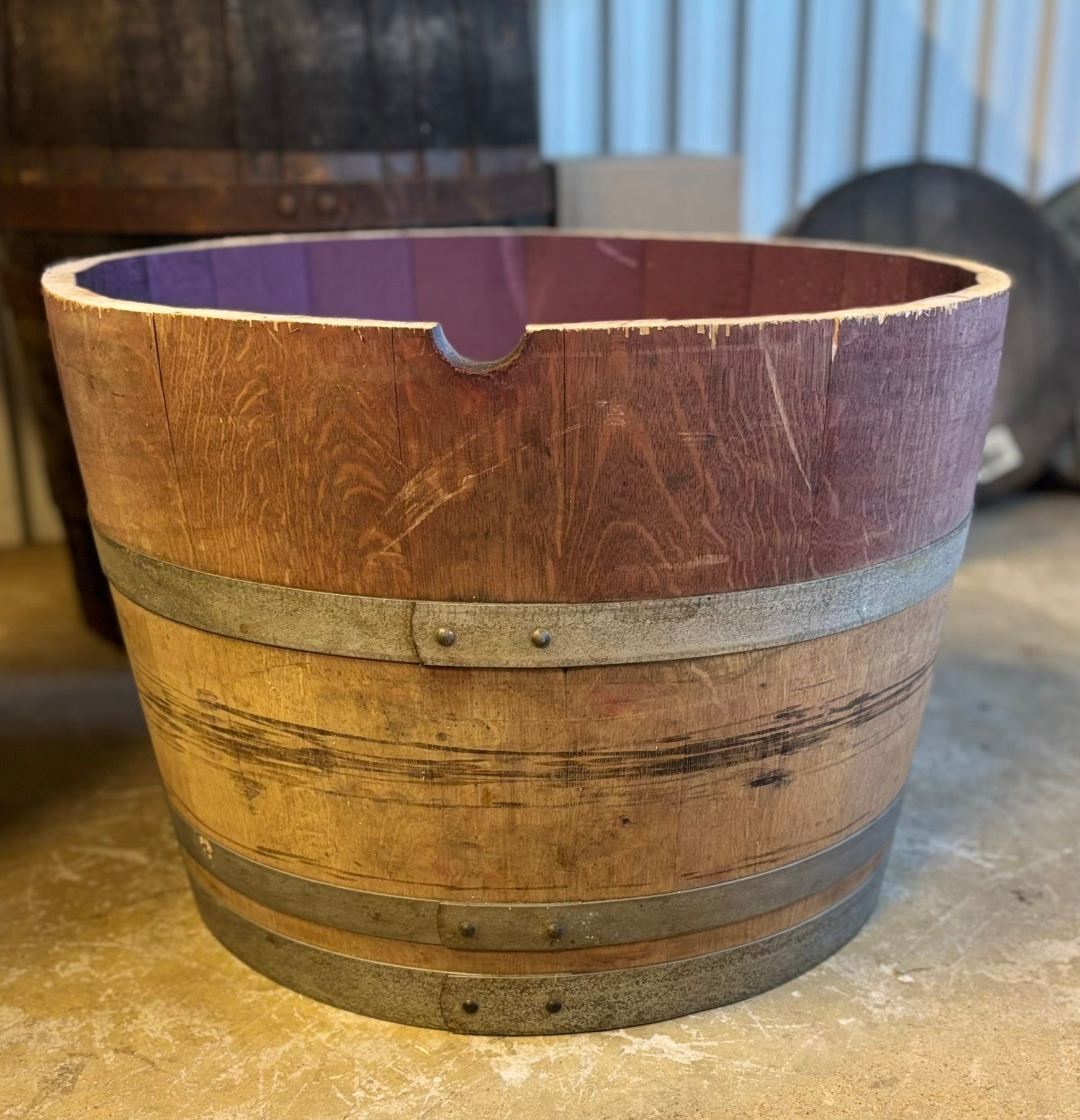 Planteringstunna (Planter) av vintunna, 110L, passar perfekt för plantering av mindre träd eller större planteringar, massiv ek, Vintunnorna kommer från Spanien, USA, Frankrike eller Italien.