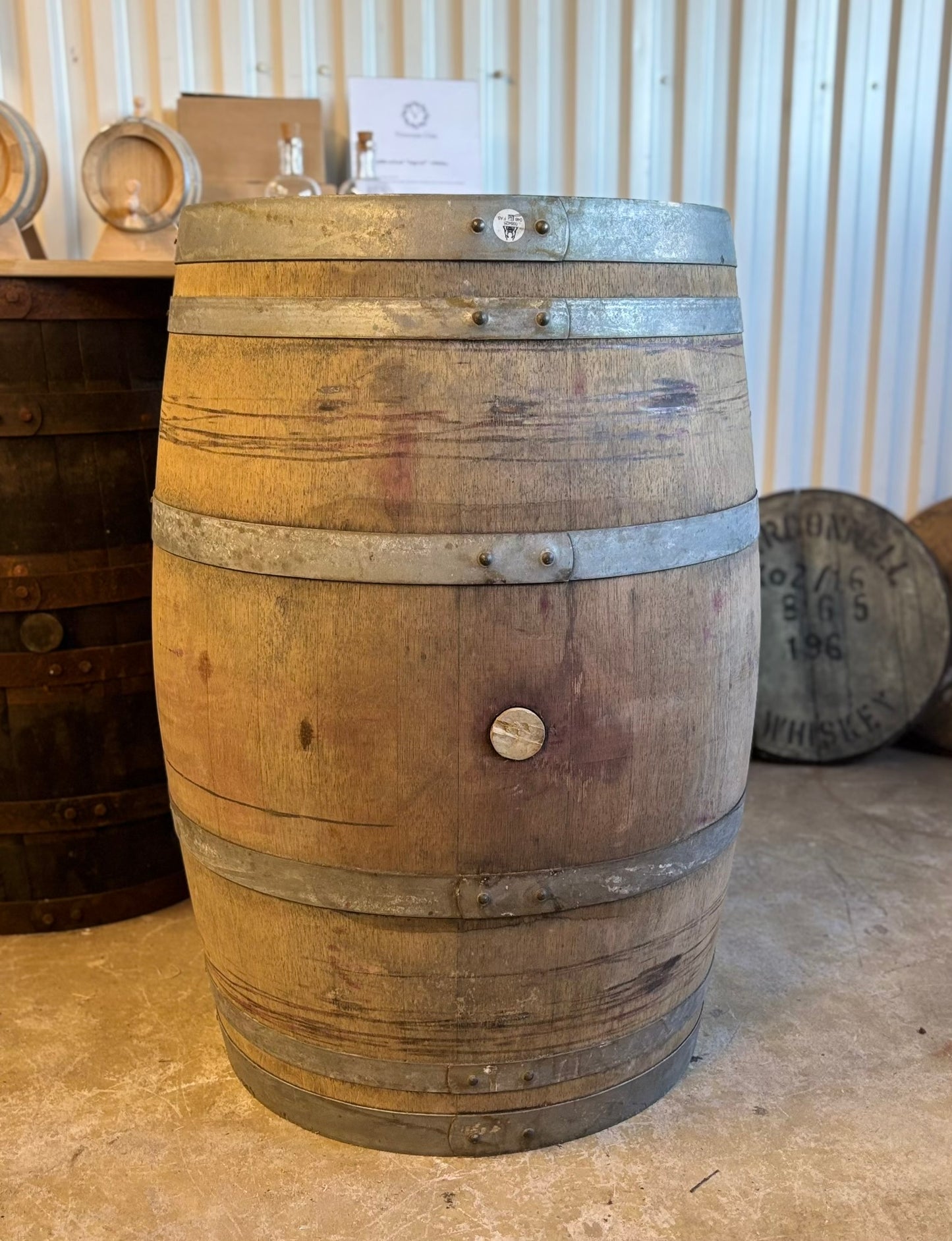 Vintunna i ek, 220L, galvade tunnband, Vintunnorna kommer från Spaninen, USA, Frankrike eller Italien, perfekt för vinkällaren, dekoration eller trädgården.