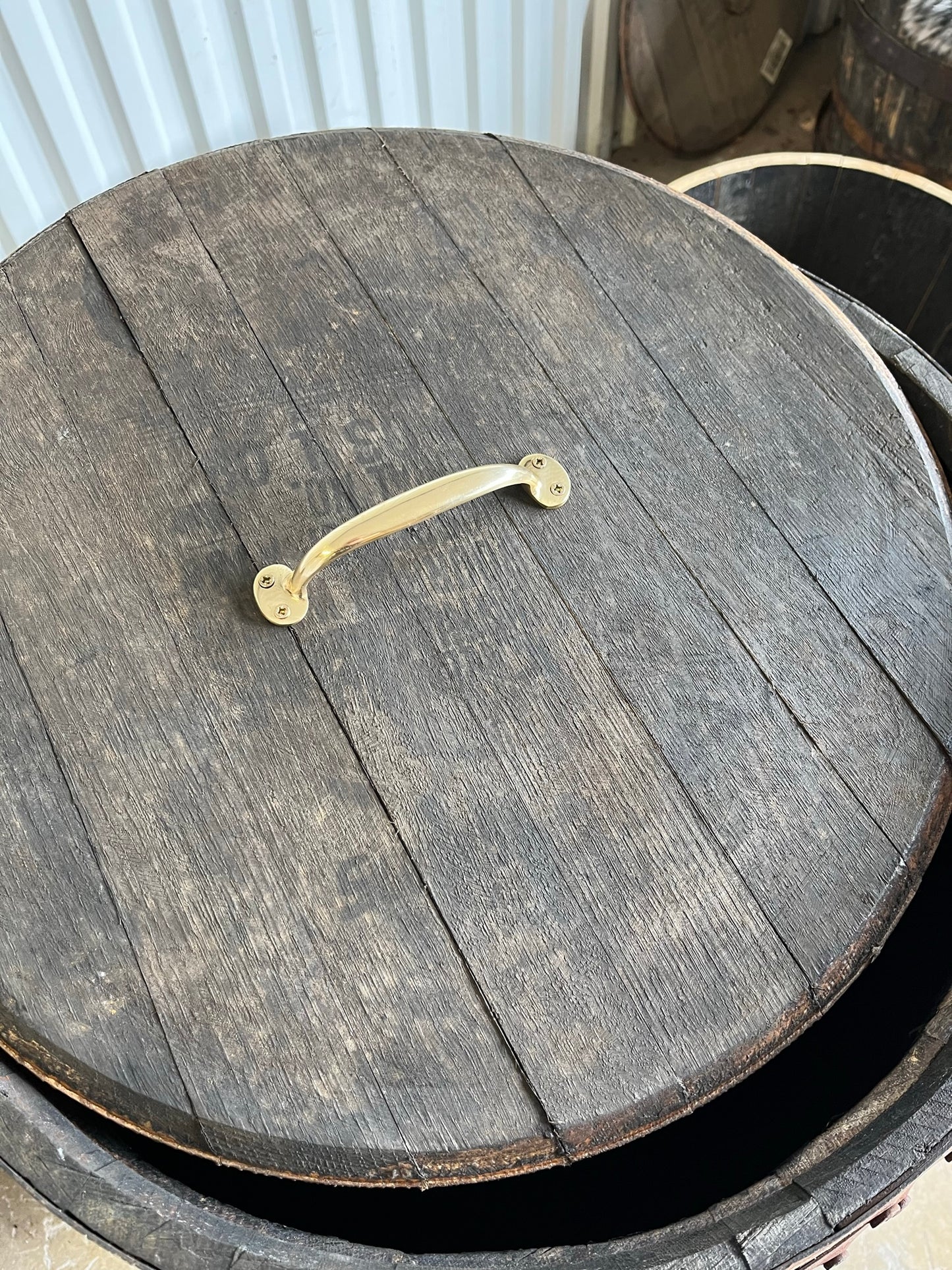 detalj på lock och handtag i mässing på Bourbon and scotch cask, whiskytunna med lock, 190L, ca 88 cm höjd, rustikt utseende med rostiga tunnband, massiv ek.