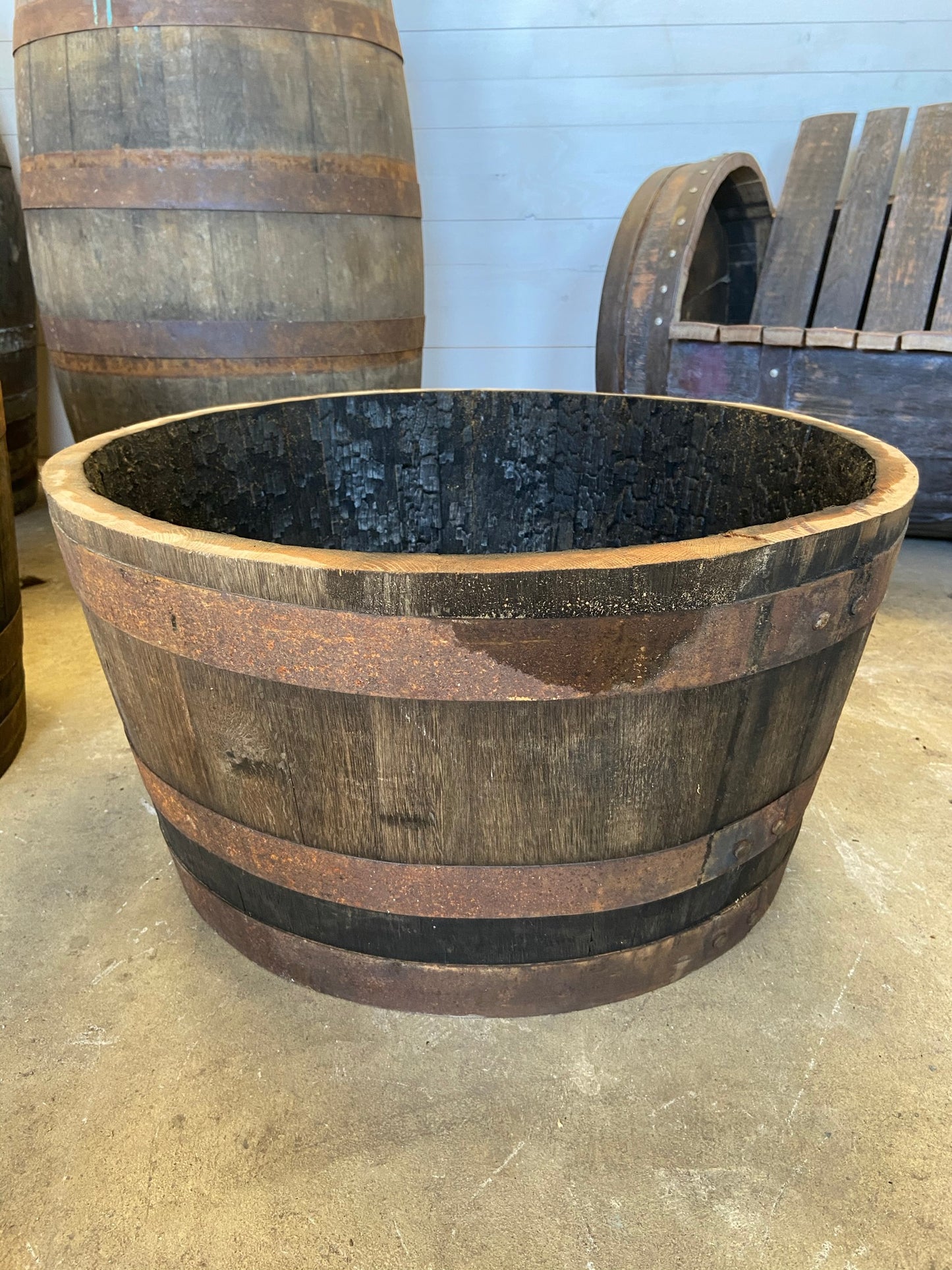 Planteringstunna (Planter) 70L, av whiskytunna, massiv ek, perfekt för mindre planteringar som blommor eller örter, rustikt utseende, whiskytunnor från Irland och Skottland.