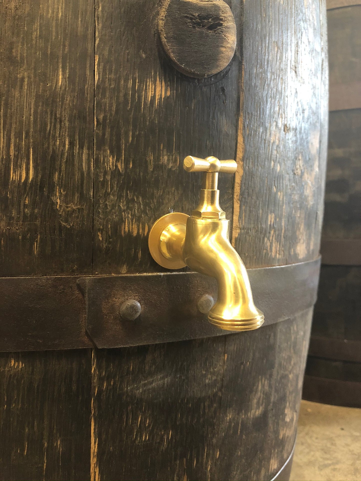 Detalj av mässingskran variant "klassisk" på regnvattentunna i ek gjord av en whiskytunna, 190L.