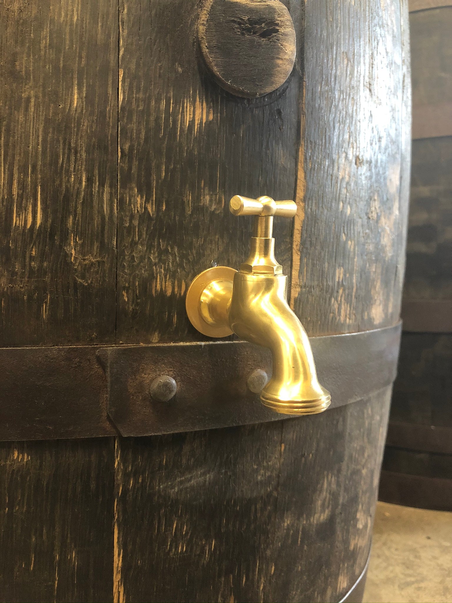Detalj av mässingskran variant "klassisk" på regnvattentunna i ek gjord av en whiskytunna, 190L.