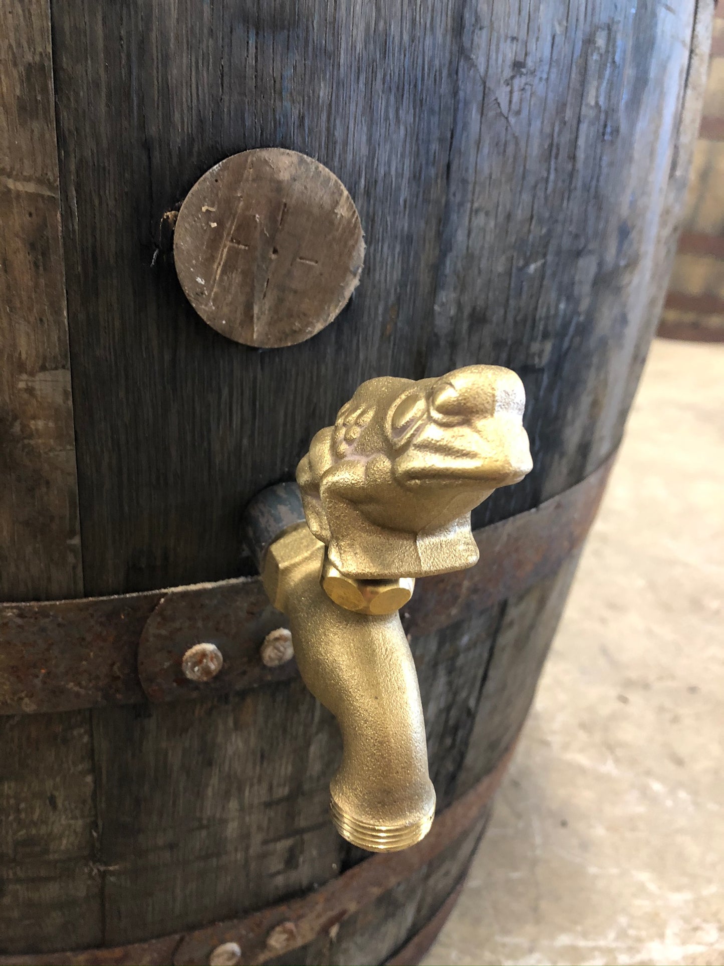 Deatalj på vattentunna av whiskytunna 190L, detaljvisning kran "groda", massiv ek, välj med eller utan lock, val av mässingskran, groda eller klassisk.