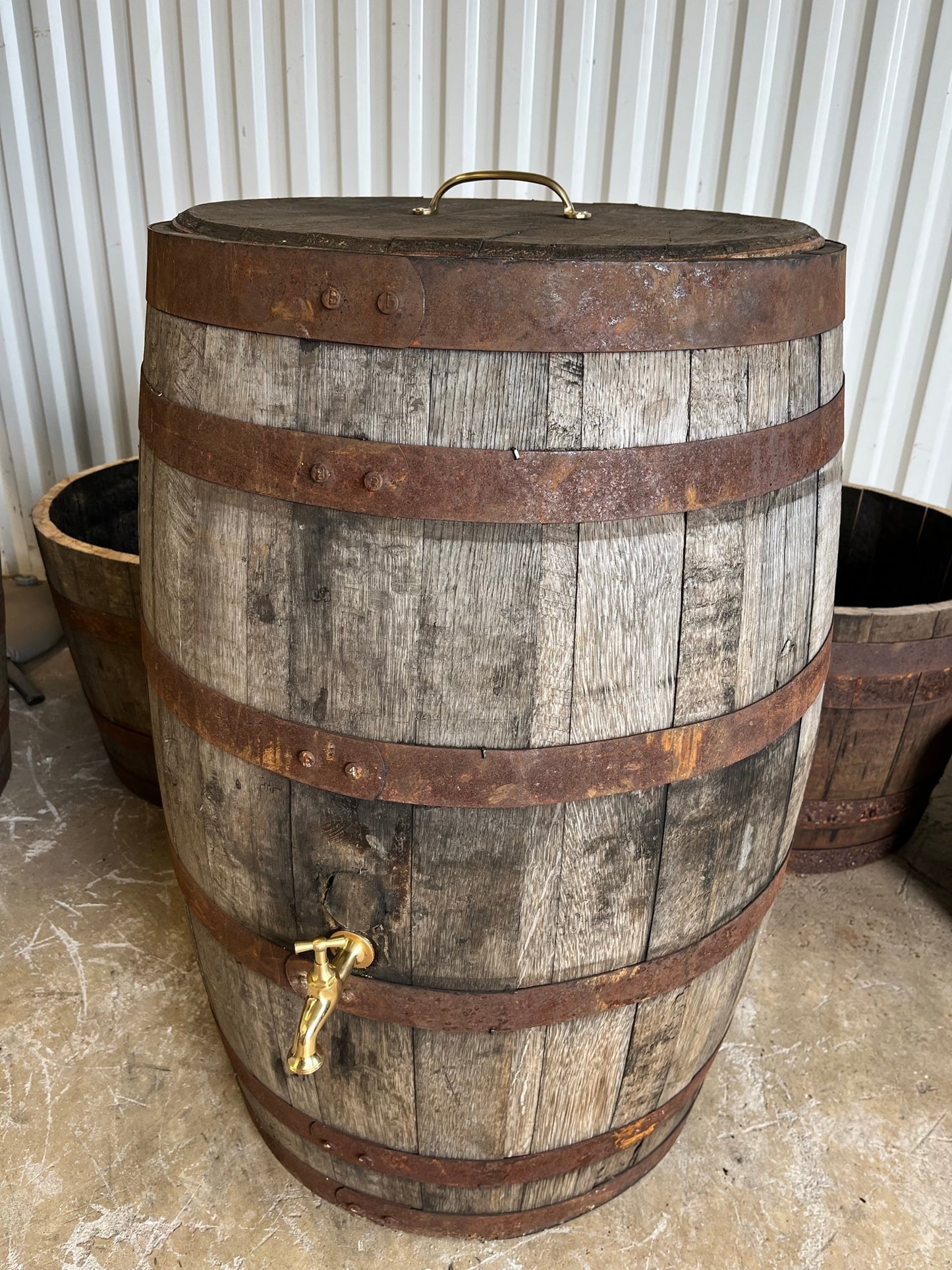 vattentunna av whiskytunna 190L, massiv ek, välj med eller utan lock, val av mässingskran, groda eller klassisk.