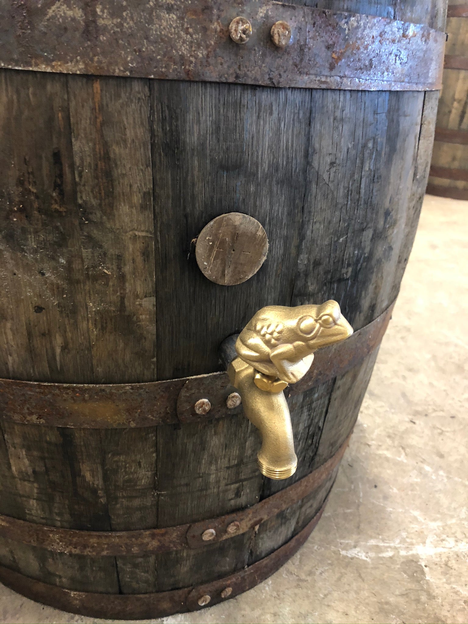 vattentunna av whiskytunna 190L, massiv ek, välj med eller utan lock,  mässingskran "groda", fin detalj i trädgården för vattenuppsamling. 