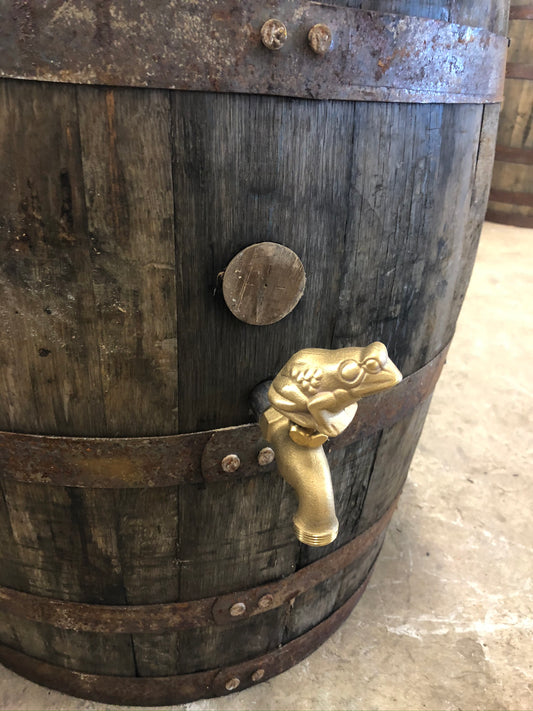 vattentunna av whiskytunna 190L, massiv ek, välj med eller utan lock,  mässingskran "groda", fin detalj i trädgården för vattenuppsamling. 