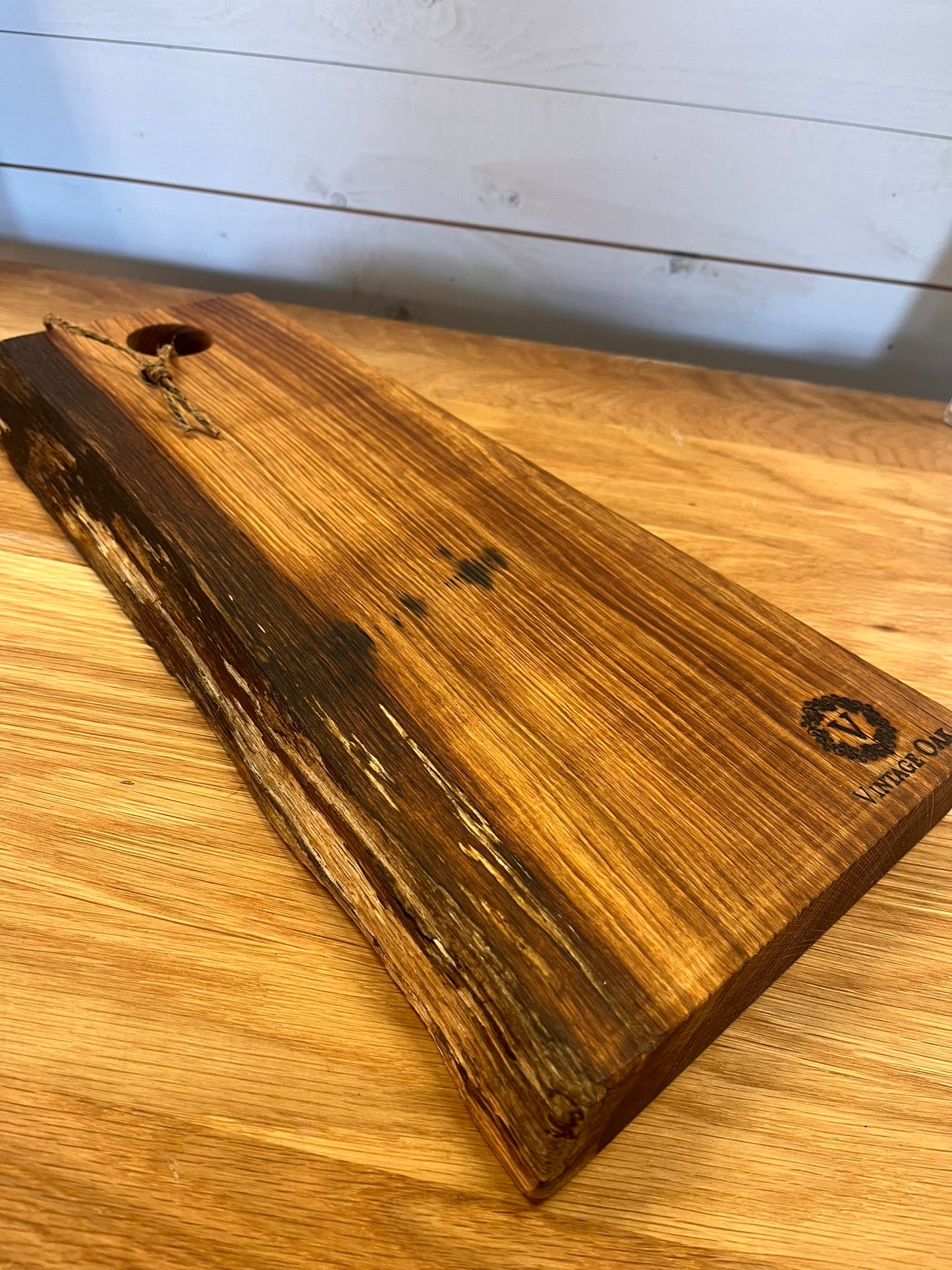 Skärbräda i massiv ek 25x45 cm med live edge, hål för enkel hantering, tillverkad i Halland.