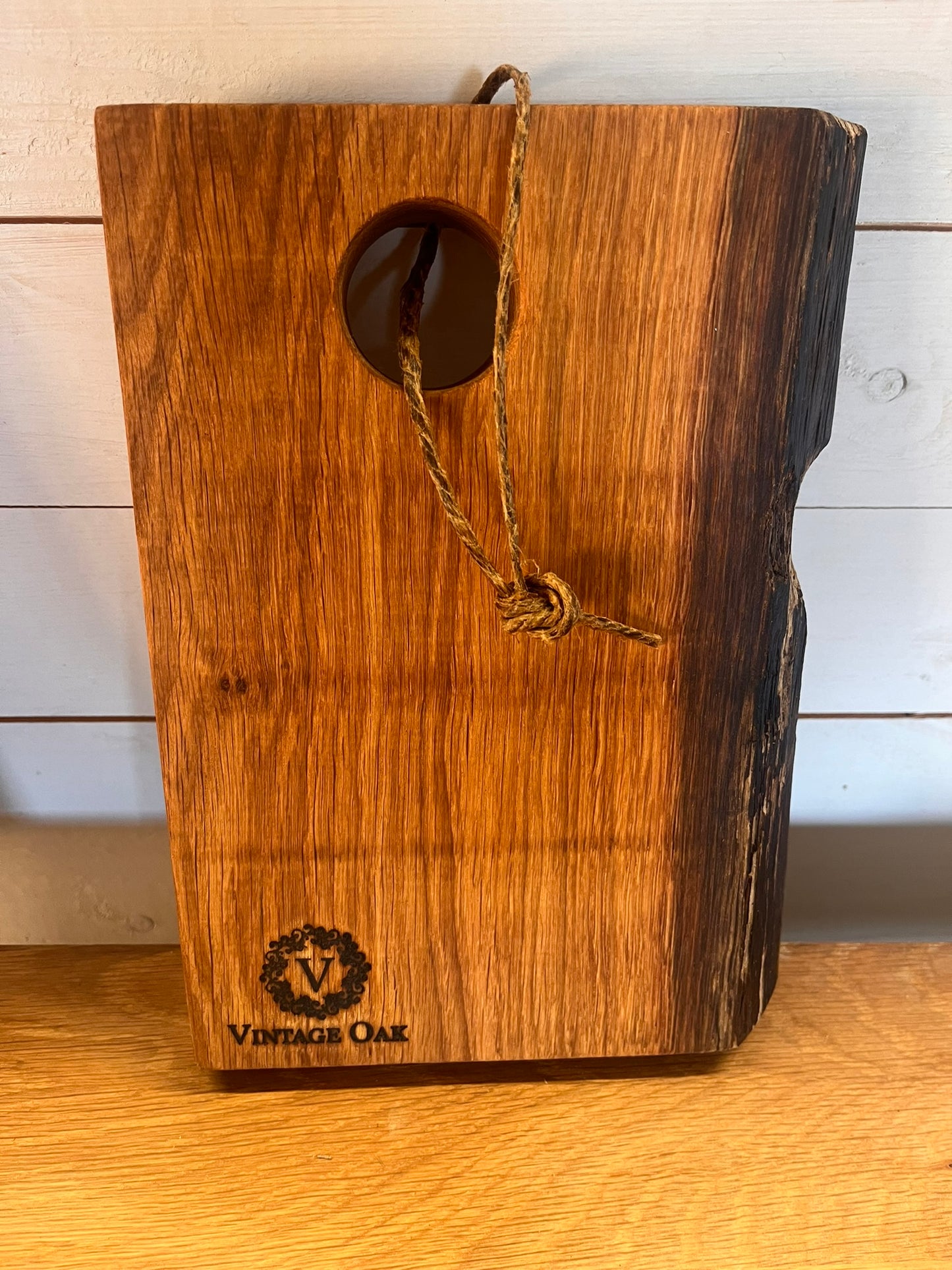 Skärbräda i massiv ek 25x45 cm med live edge, hål för enkel hantering, tillverkad i Halland. Skötselråd kommer med varje skärbräda.