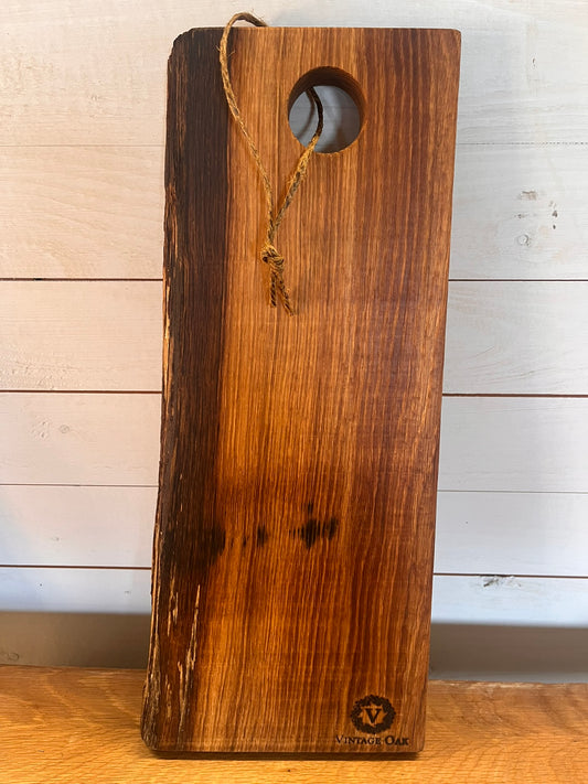 Skärbräda i massiv ek 25x45 cm med live edge unik för varje skärbräda, hål för enkel hantering, tillverkad i Halland.