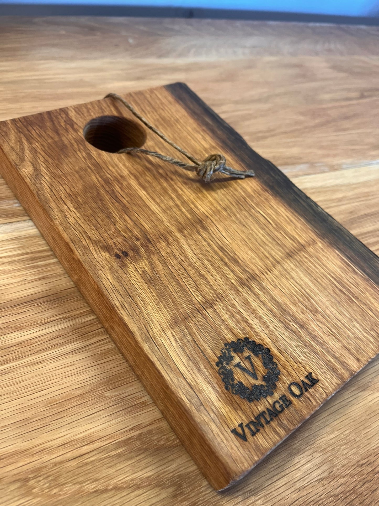 Skärbräda i massiv ek 25x45 cm med live edge, hål för enkel hantering, tillverkad i Halland. Varje skärbräda är unik.