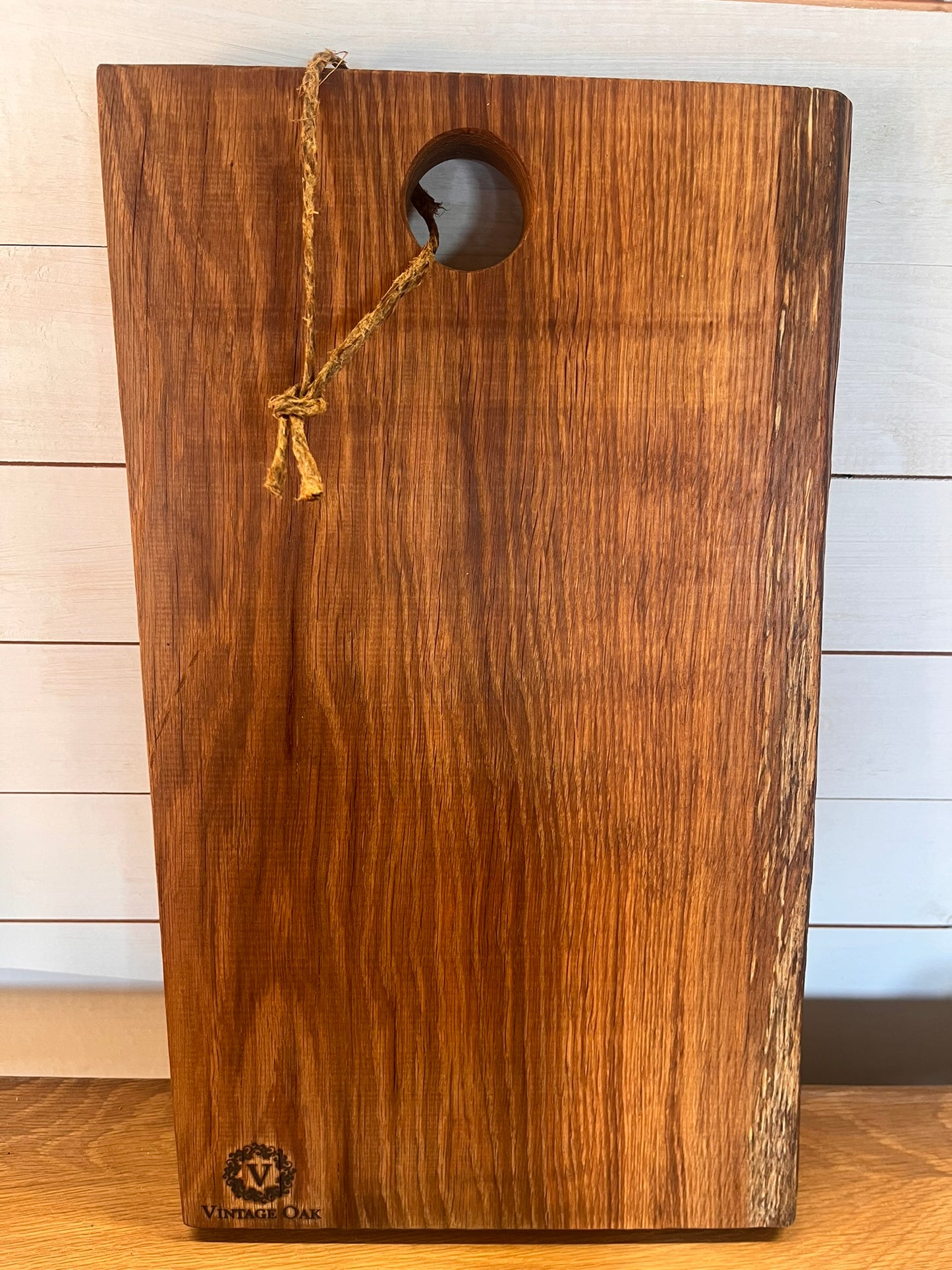 Skärbräda i massiv ek 25x45 cm med live edge, hål för enkel hantering, tillverkad i Halland.