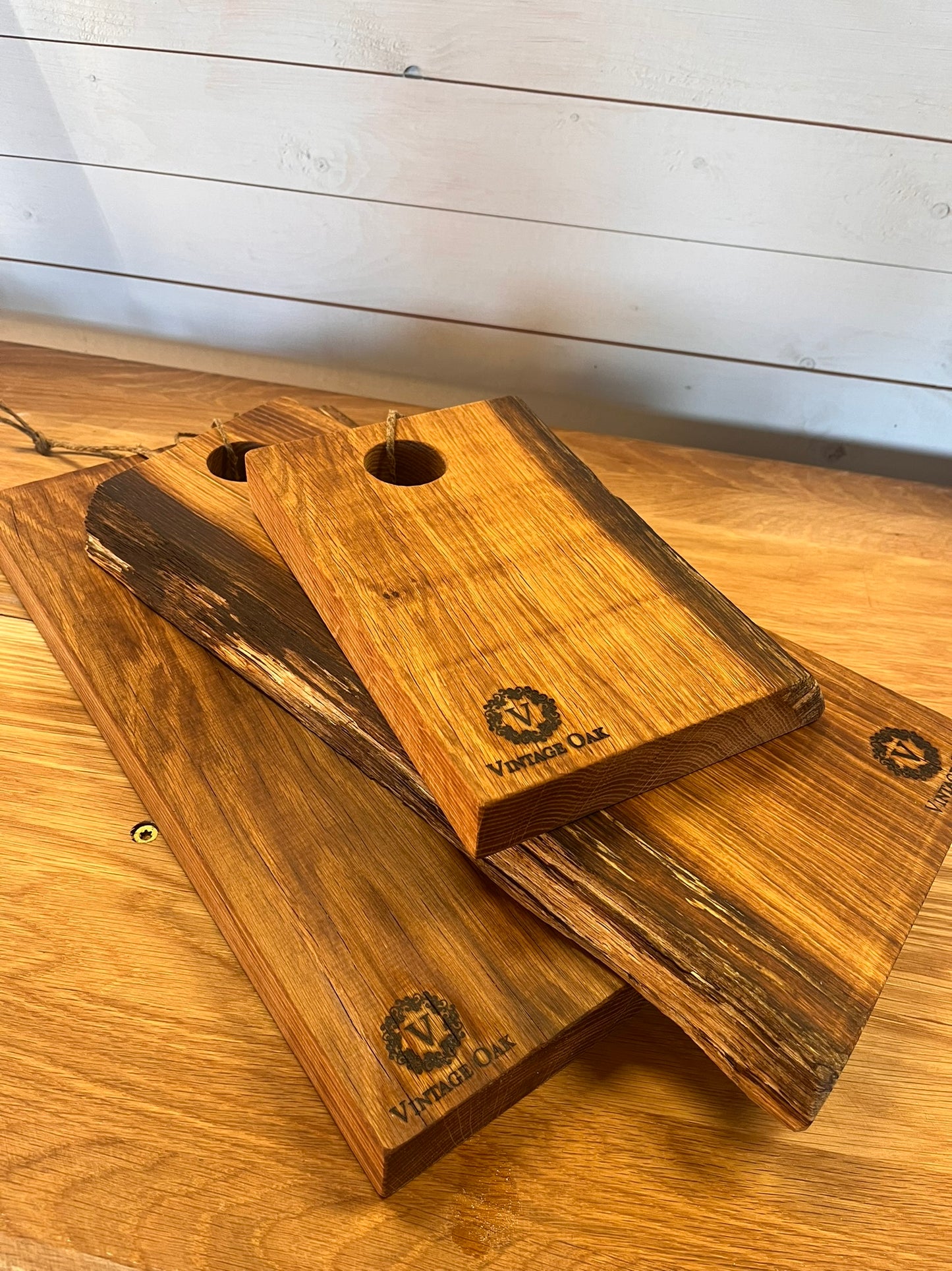 Skärbrädor i massiv ek med live edge, hål för enkel hantering, tillverkad i Halland, tillgänglig i tre olika storlekar, Varje skärbräda är unik.