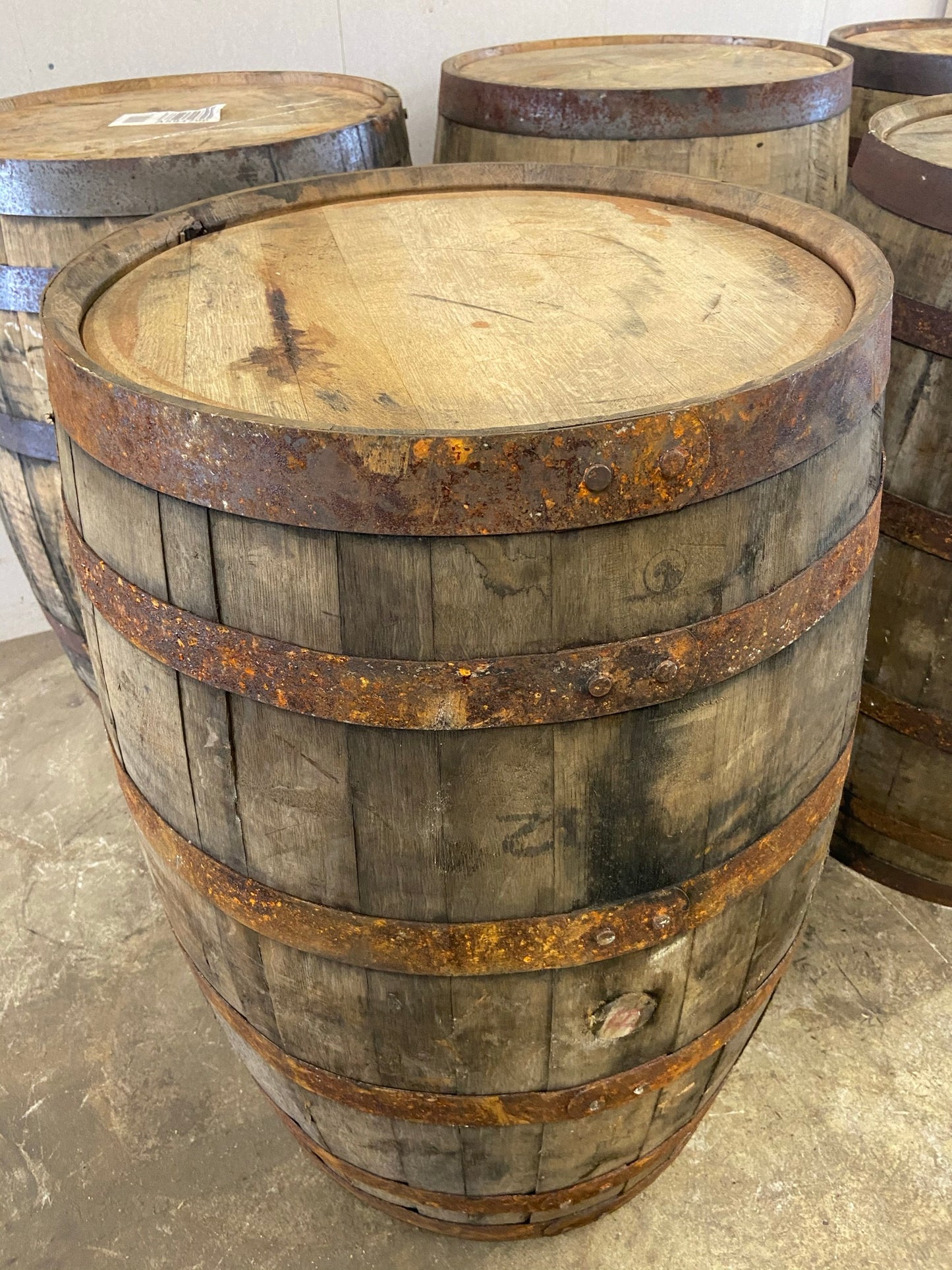 whiskytunnor från Irland och Skottland, massiv vitek, rostiga tunnband, använd för lagring av bourbon och scotch whisky, perfekt för trädgård och dekoration.