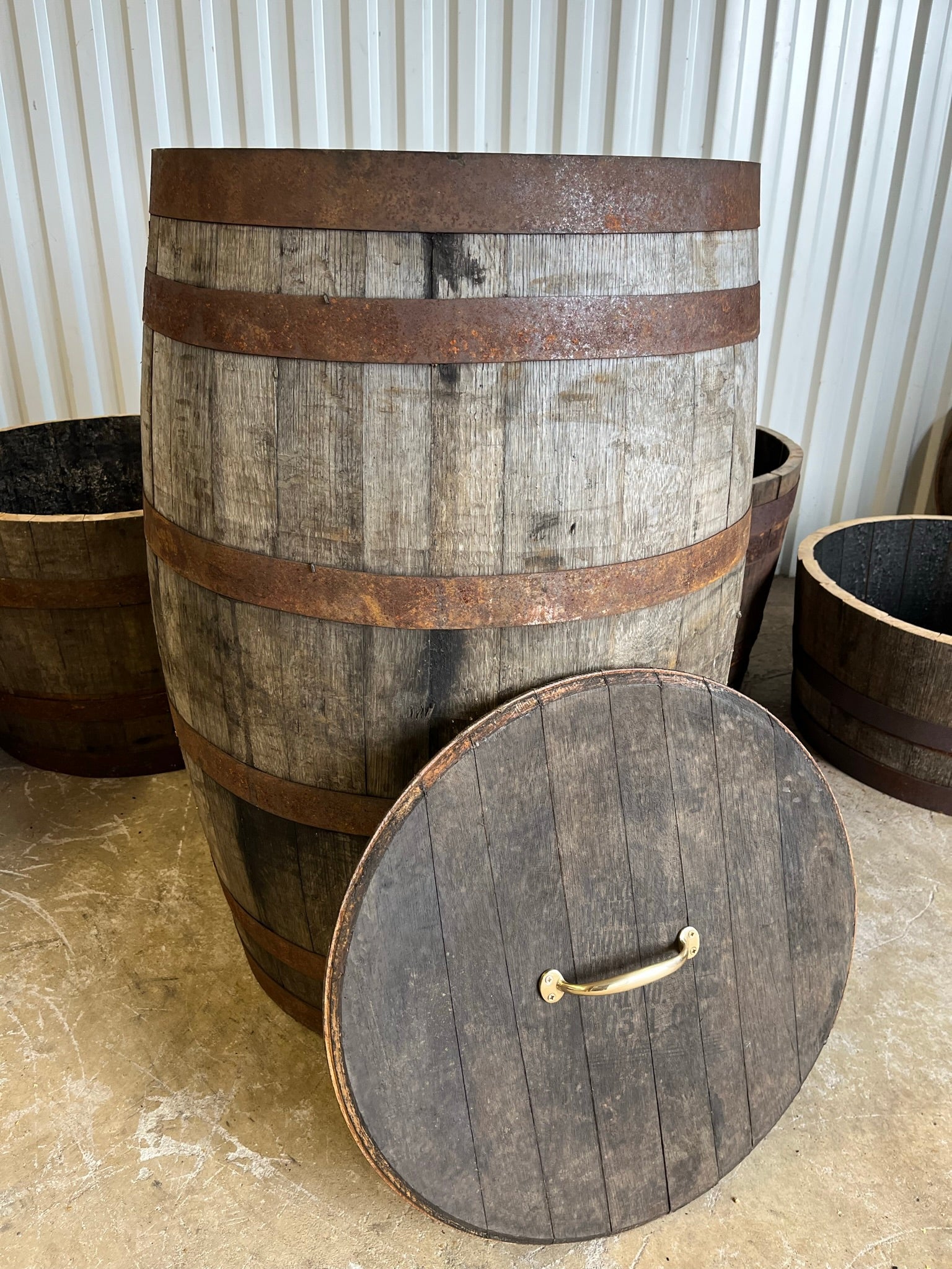 Bourbon and scotch cask, rustik whiskytunna med lock, 190L, ca 88 cm höjd. Lock med mässingshandtag och rostiga unnband. Äkta wiskytunna.