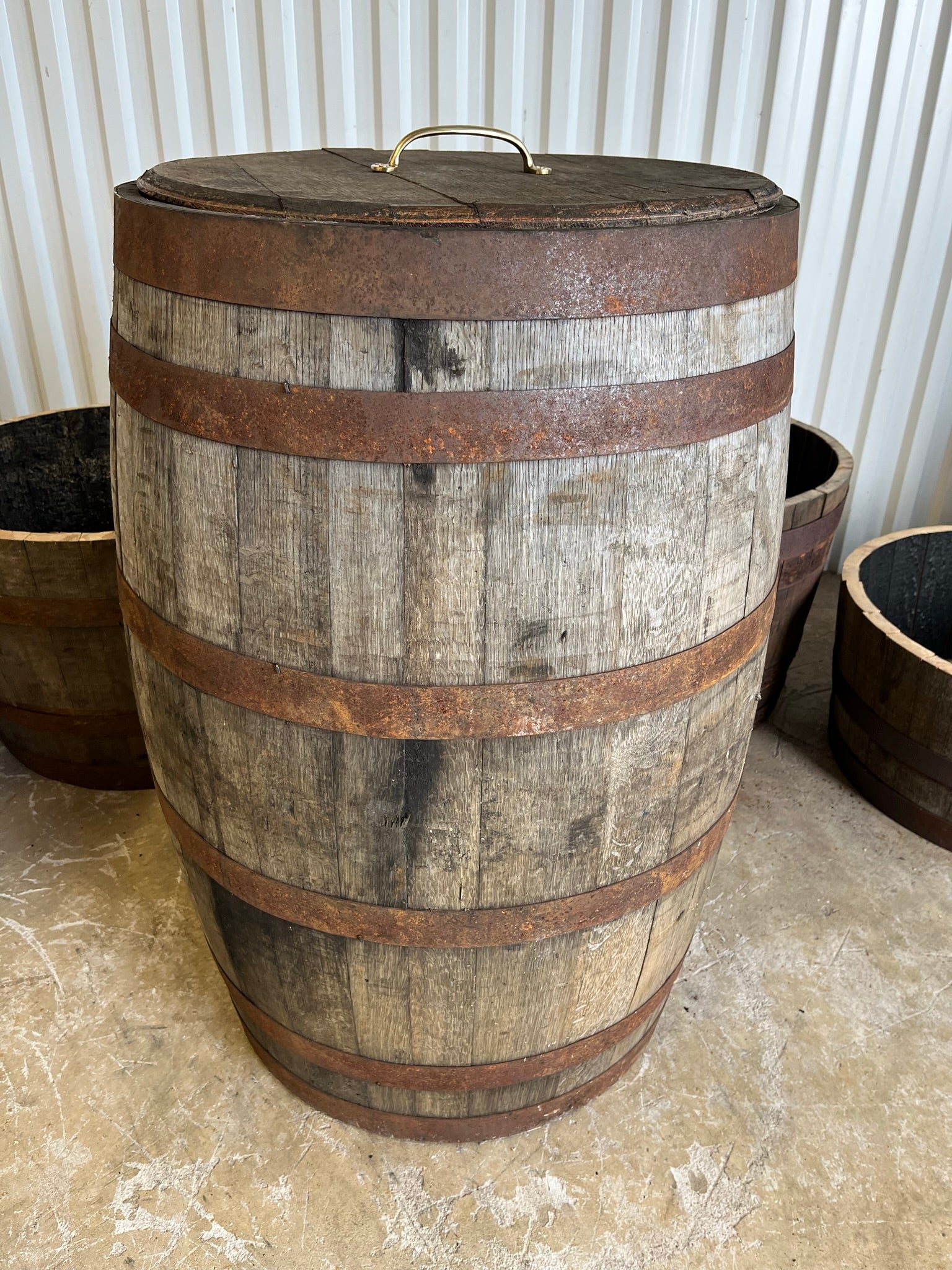 Bourbon and scotch cask, whiskytunna med lock, 190L, ca 88 cm höjd, mässingshandtag. rustikt utseende med rostiga tunnband, massiv ek.