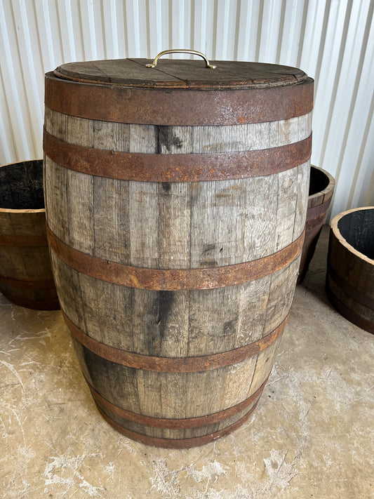 Bourbon and scotch cask, whiskytunna med lock, 190L, ca 88 cm höjd, mässingshandtag. rustikt utseende med rostiga tunnband, massiv ek.