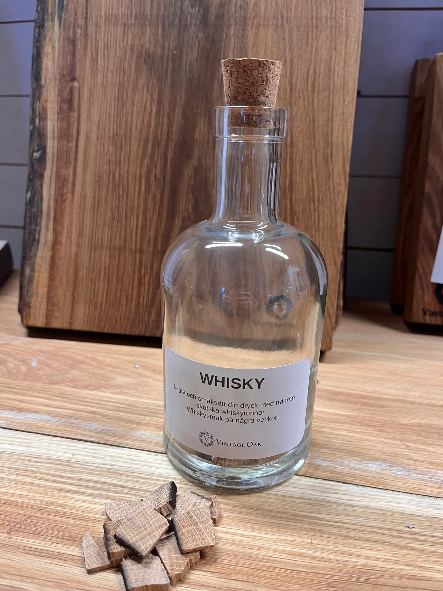 Lagra och smaksätt din egna dryck med träflisor från whiskytunnor, 50 cl glasflaska med kork, whiskytunna på flaska.